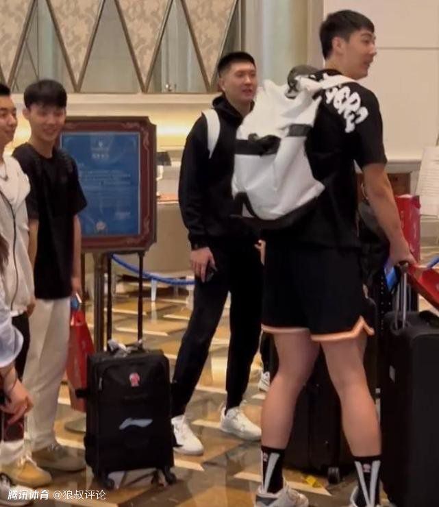 在床上跳舞的妻子